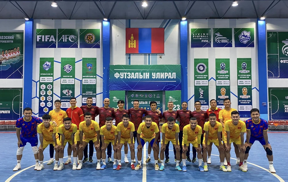 Đội tuyển futsal Việt Nam hào hứng ở buổi tập đầu tiên tại Mông Cổ. 