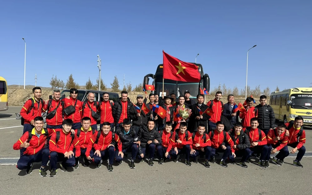 Đông đảo kiều bào ở Mông Cổ ra sân bay chào đón đội tuyển futsal Việt Nam.