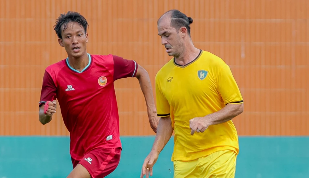 Huỳnh Kesley (áo vàng) cùng Định Hướng Phú Nhuận chuẩn bị cho Giải hạng Ba quốc gia 2023. 