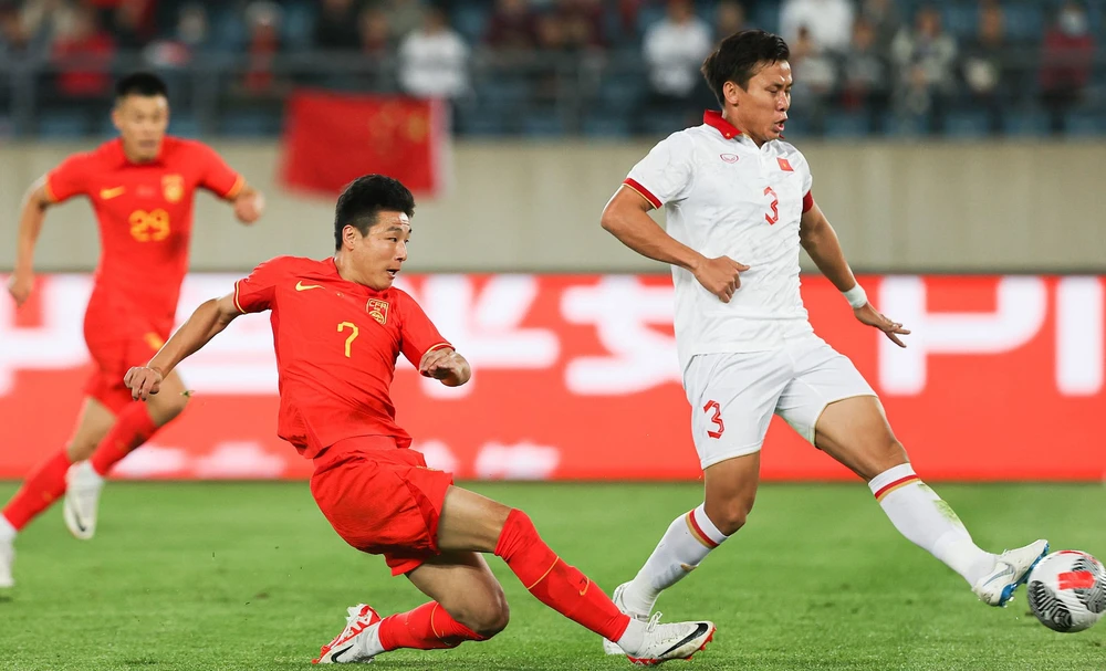 Đội tuyển Việt Nam gây ra nhiều khó khăn cho Trung Quốc ở hiệp 1. 