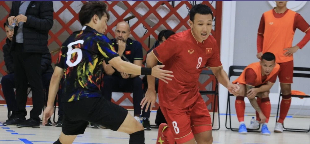 Nguyễn Minh Trí cùng đội tuyển futsal Việt Nam đánh bại đội tuyển Hàn Quốc vào chiều 11-10.