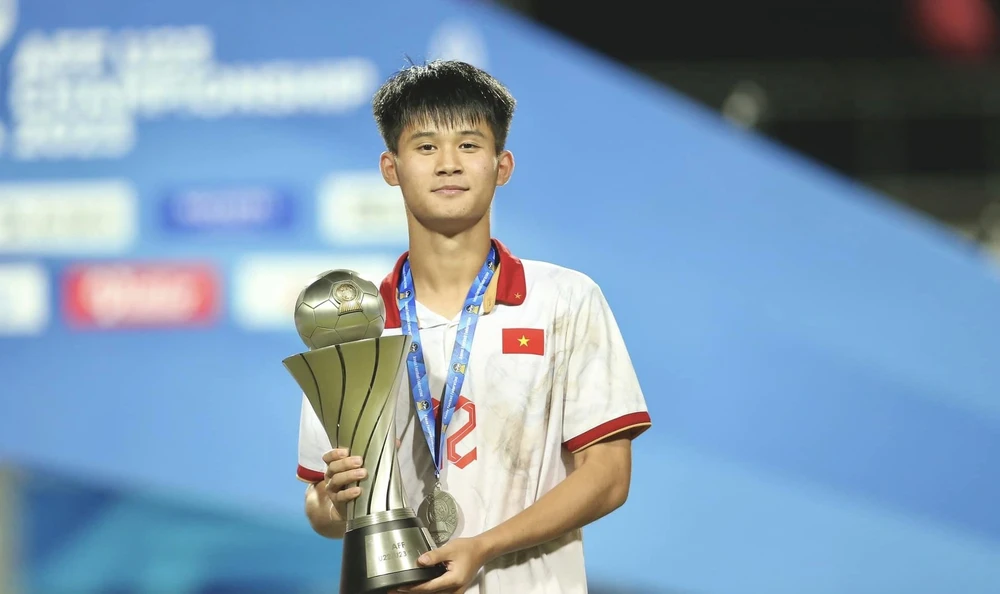 Lê Đình Long Vũ ở tuổi 17, đã cùng U23 Việt Nam vô địch Giải U23 Đông Nam Á 2023. 