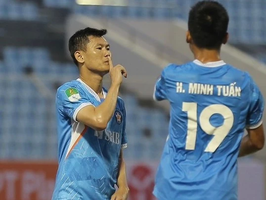 Niềm vui của Phan Văn Long với cú đúp bàn thắng vào lưới Huế