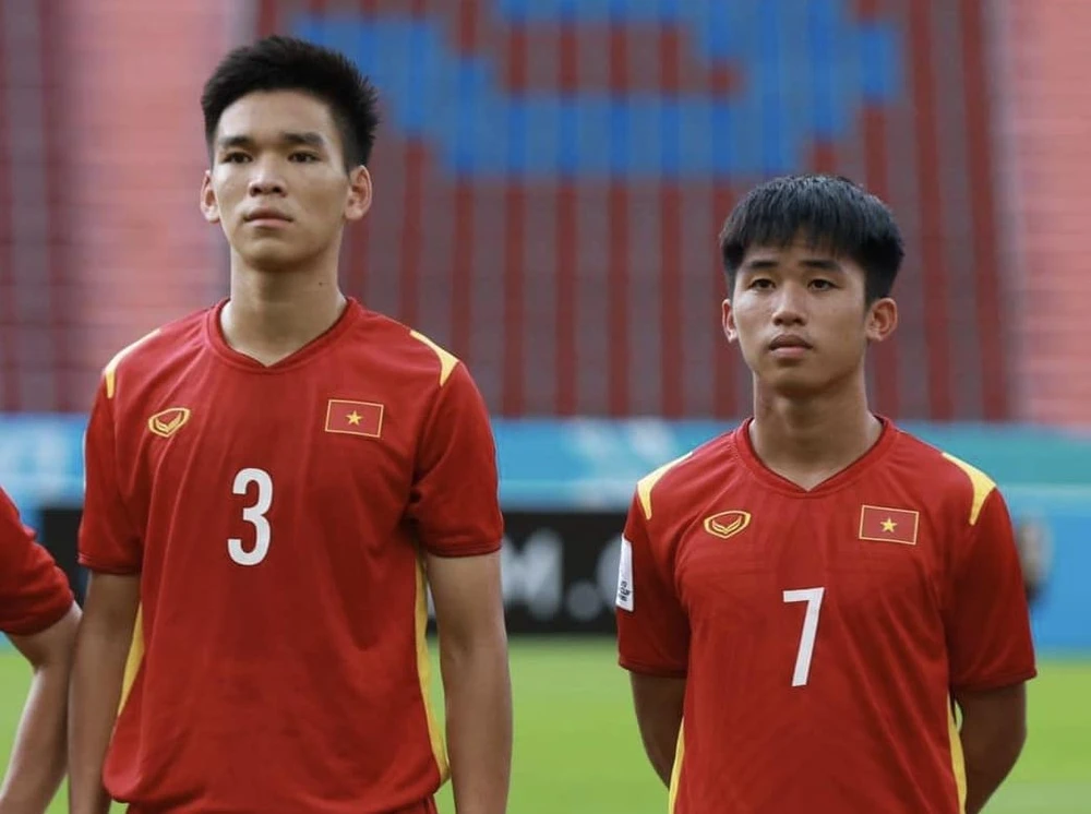 Nguyễn Lương Tuấn Khải (trái) và Vi Đình Thượng nằm trong nhóm 8 cầu thủ sang Nhật Bản tập luyện trong gần 10 ngày. 