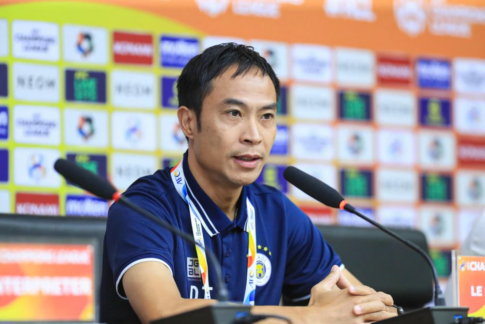 Quyền HLV Lê Đức Tuấn cùng các cầu thủ Hà Nội FC quyết tâm tạo nên trận đấu hay khi làm khách của Wuhan Three Towns. 