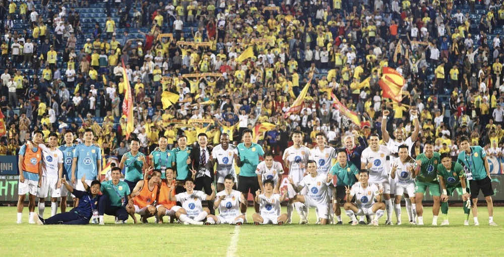 Các thành viên Nam Định chụp hình với khán giả sau trận đấu. 