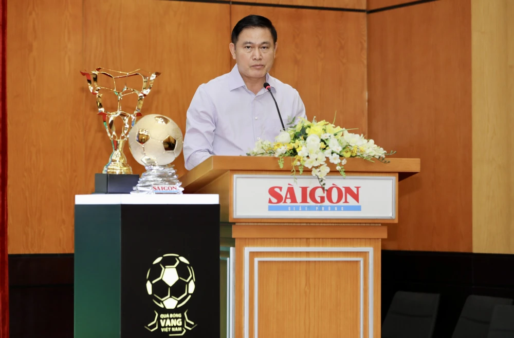 Phó Chủ tịch VFF Trần Anh Tú phát biểu ở buổi lễ ra mắt QBV Việt Nam 2023. ẢNH: DŨNG PHƯƠNG 