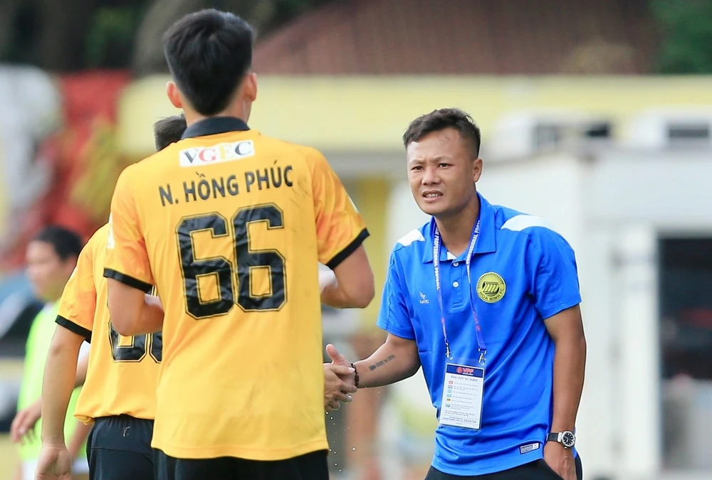 HLV Phạm Thành Lương cùng các cầu thủ Hòa Bình có chuyến làm khách dự báo đầy khó khăn trên sân của PVF. 