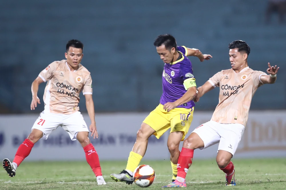 Văn Quyết cùng các cầu thủ Hà Nội FC thất bại trước CAHN. ẢNH: MINH HOÀNG 