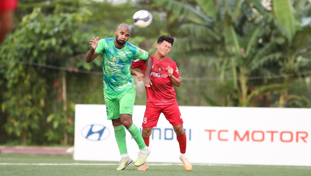 Claudecir (áo xanh) gây ra nhiều khó khăn cho Nam "nhóc", một trong những trung vệ sân 7 hay nhất của Việt Nam. ẢNH: TÂM HÀ 