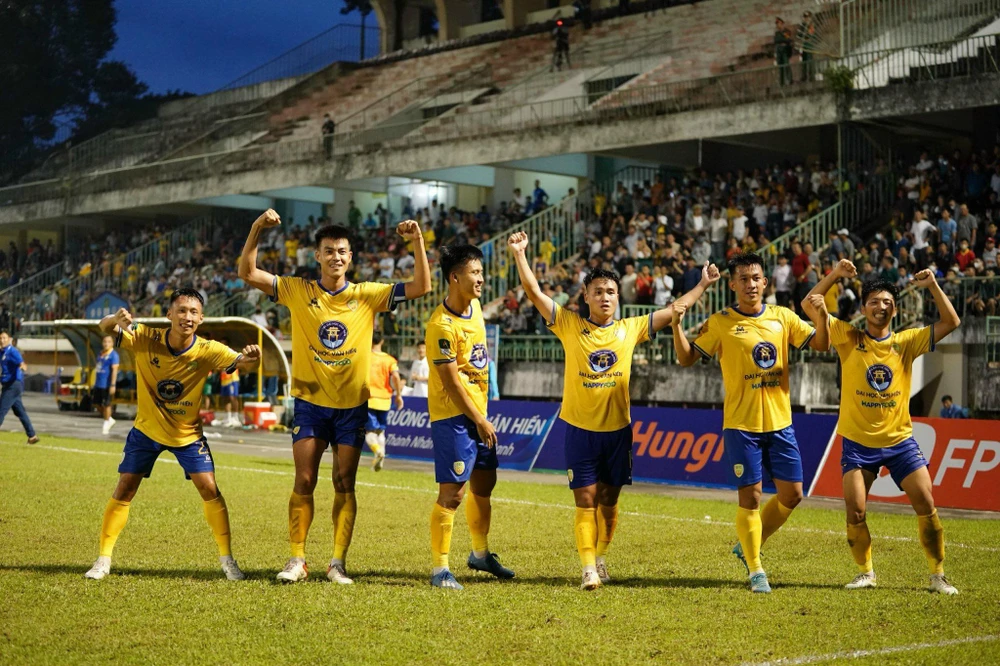 Niềm vui của các cầu thủ Đồng Tháp với chiến thắng đầu tiên ở Giải hạng Nhất quốc gia 2023-24.