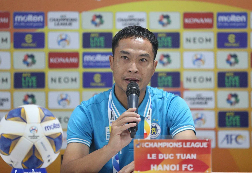 HLV Lê Đức Tuấn hy vọng 2 tuyển thủ Tuấn Hải và Văn Tùng sẽ ghi bàn cho Hà Nội FC. ẢNH: MINH HOÀNG 