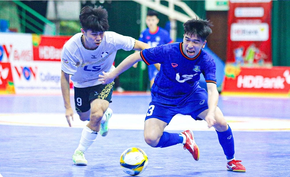 Thái Sơn Bắc (áo xanh) giành chiến thắng ấn tượng ở trận derby Thủ đô