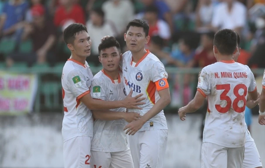 Phan Văn Long cùng các cầu thủ Đà Nẵng đang tỏ ra vượt trội so với mặt bằng chung ở Giải hạng Nhất. ẢNH: ANH TRẦN 