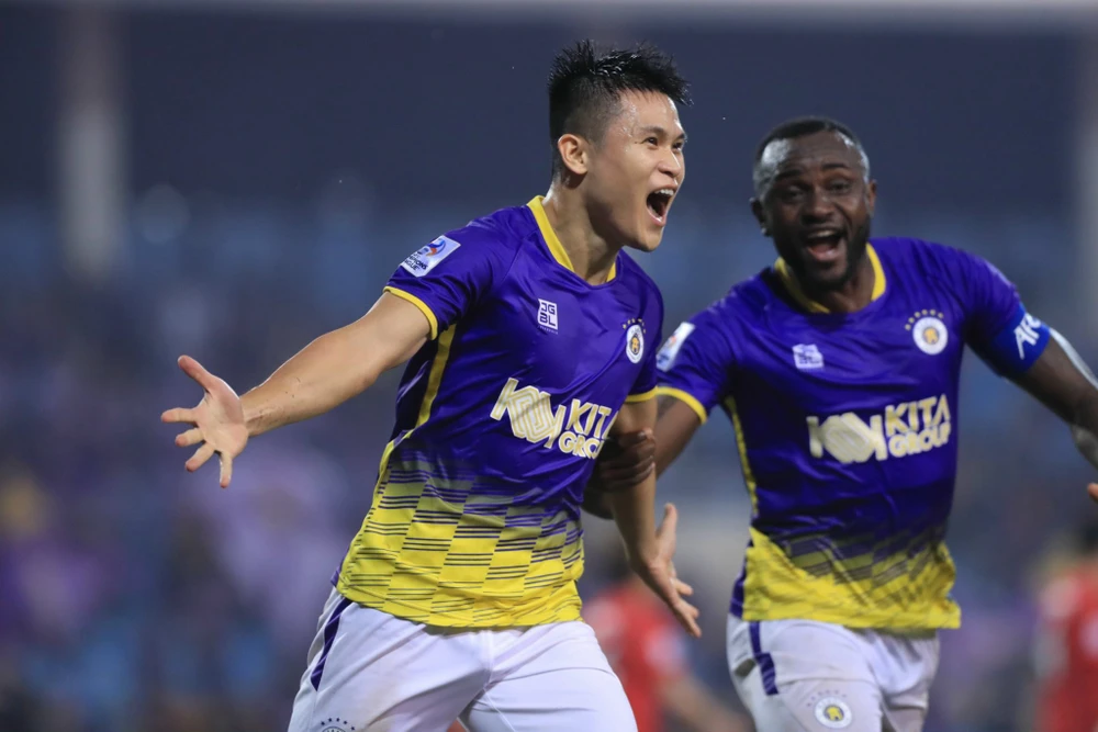 Niềm vui của Phạm Tuấn Hải với bàn thắng thứ 4 ở AFC Champions League 2023-24. ẢNH: MINH HOÀNG 
