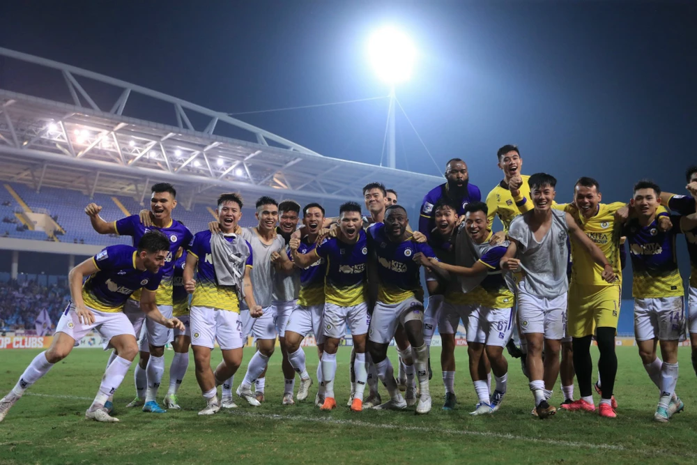 Niềm vui của các cầu thủ Hà Nội FC khi giành chiến thắng ở ngày chia tay AFC Champions League 2023-24. ẢNH: MINH HOÀNG 