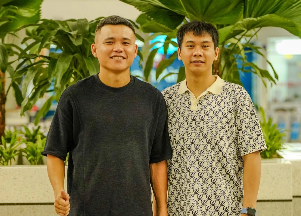 Khổng Đình Hùng (trái) và Nguyễn Hoàng Anh háo hức chờ trận đầu tiên ở Giải futsal hạng Nhất Thái Lan 2023-24. 