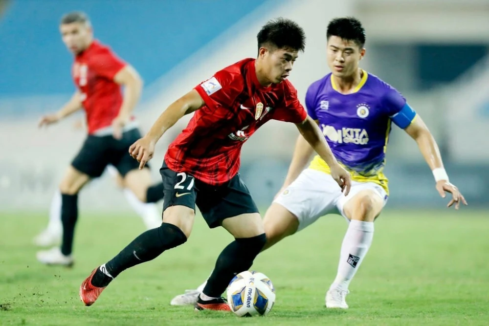 Ekanit Panya (Urawa Red Diamonds) đối đầu với Đỗ Duy Mạnh (Hà Nội FC) ở AFC Champions League 2023-24. 
