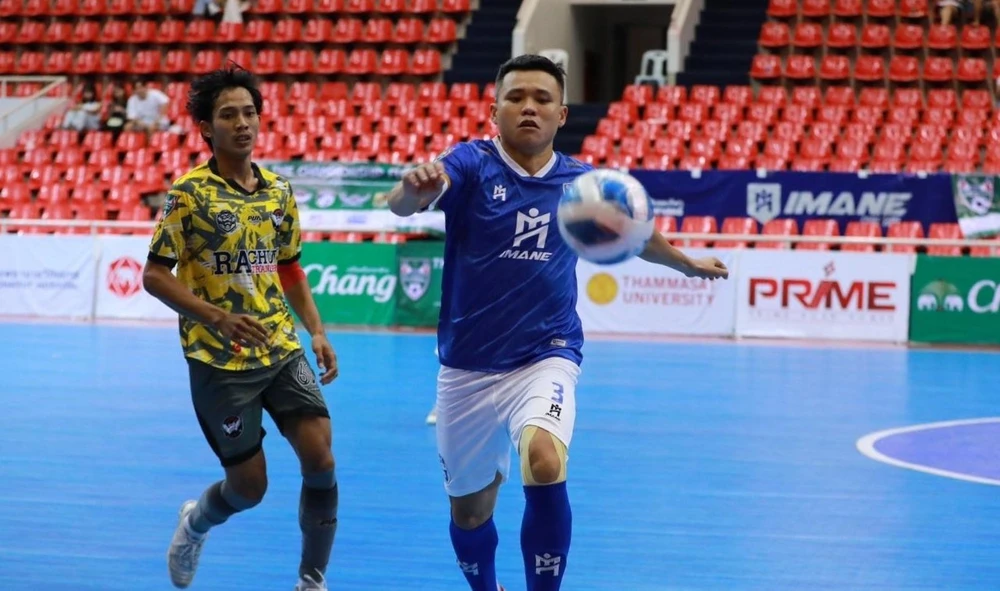 Quả bóng bạc futsal Việt Nam 2023 Khổng Đình Hùng có trận ra mắt thành công ở Thái Lan. 