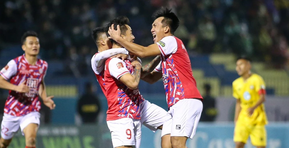 Các cầu thủ CLB TPHCM chia vui với bàn thắng đầy cảm xúc của Hồ Tuấn Tài. 