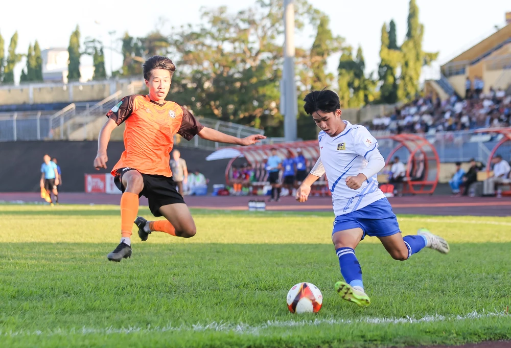 Huế (áo trắng) và Bà Rịa-Vũng Tàu (áo cam) sử dụng nhiều cầu thủ trẻ và đang có thành tích tốt ở Giải hạng Nhất quốc gia 2023-2024. ẢNH: TÂM HÀ 