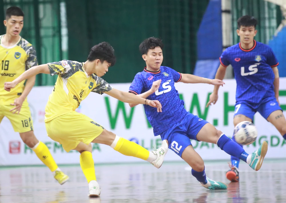Sahako FC (áo vàng) và Thái Sơn Bắc đã cống hiến cho khán giả trận cầu hấp dẫn. 