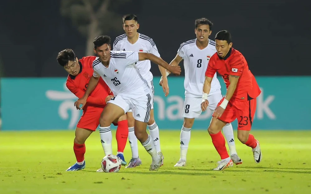 Các tuyển thủ Iraq (áo trắng) có trận giao hữu chất lượng với Hàn Quốc. ẢNH: IFA 