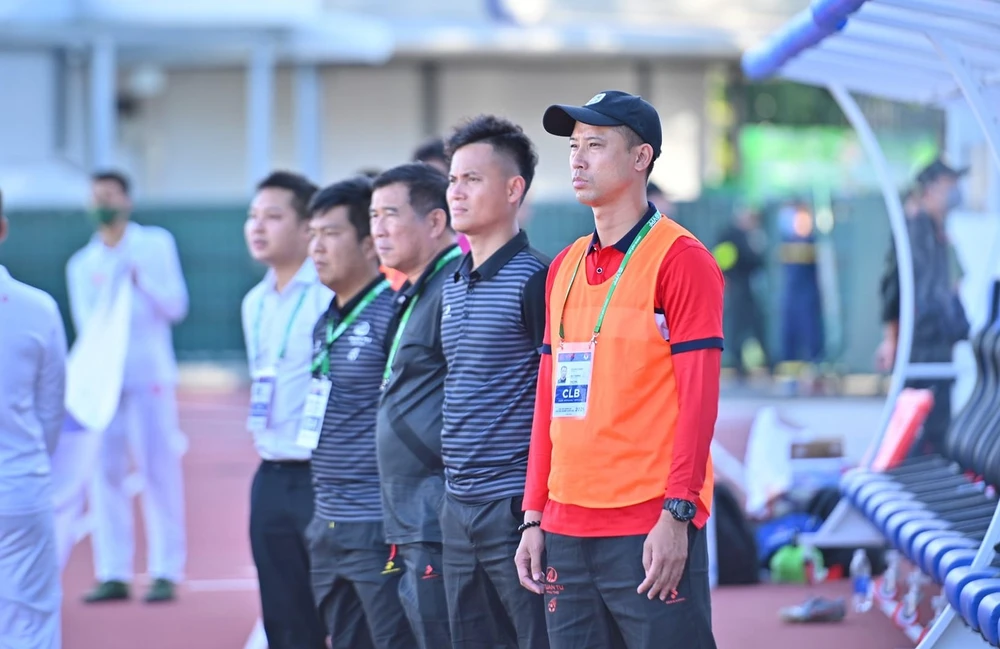 HLV Vũ Như Thành (áo cam) trở lại dẫn dắt đội hạng Nhất Phú Thọ
