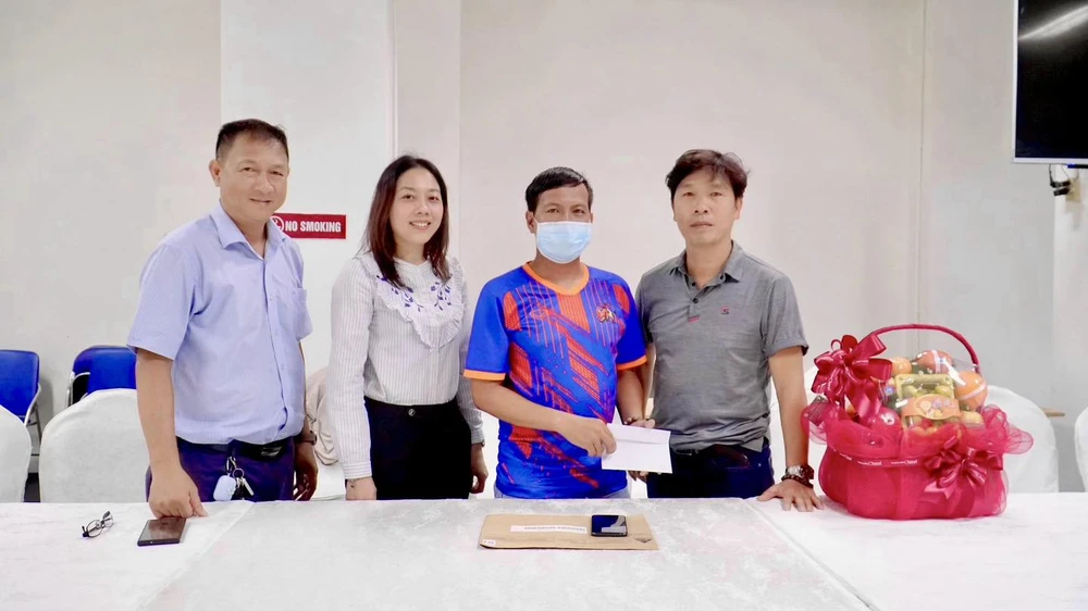 Đại diện Ban tổ chức các Giải đấu Doanh nhân Online, đội bóng Doanh nhân Quảng Ngãi đến thăm hỏi và gửi lời xin lỗi đến trọng tài Lê Tuấn Kiệt.