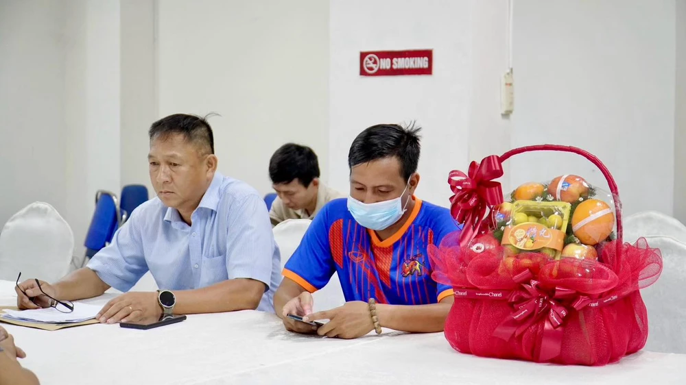 Trọng tài futsal Lê Tuấn Kiệt (áo xanh) đeo khẩu trang để che phần mặt bị phù nề vì bị cầu thủ Nguyễn Hồng Quang hành hung. 