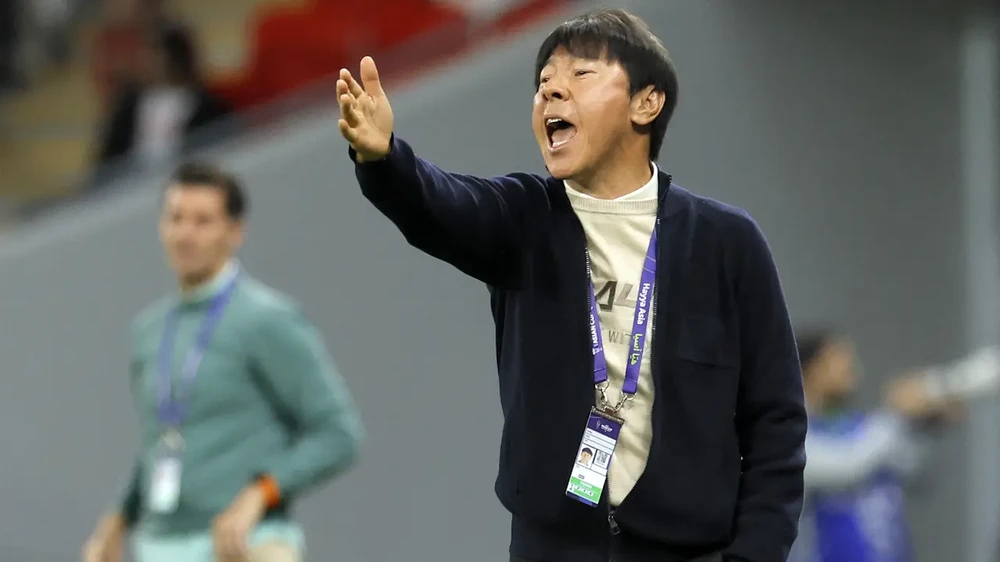 HLV Shin Tae-yong thể hiện sự thất vọng về công tác trọng tài sau khi thua trận ra quân Asian Cup 2023. ẢNH: GETTY 