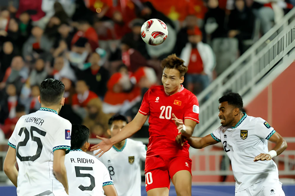 Trung vệ Việt Anh nghẹn ngào khi đội tuyển Việt Nam sớm dừng bước sau vòng bảng Asian Cup 2023. ẢNH: GETTY 