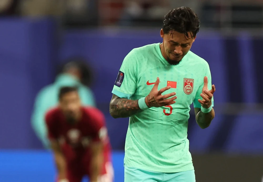 Các tuyển thủ Trung Quốc thể hiện sự thất vọng sau trận thua trước Qatar. ẢNH: SOHU 