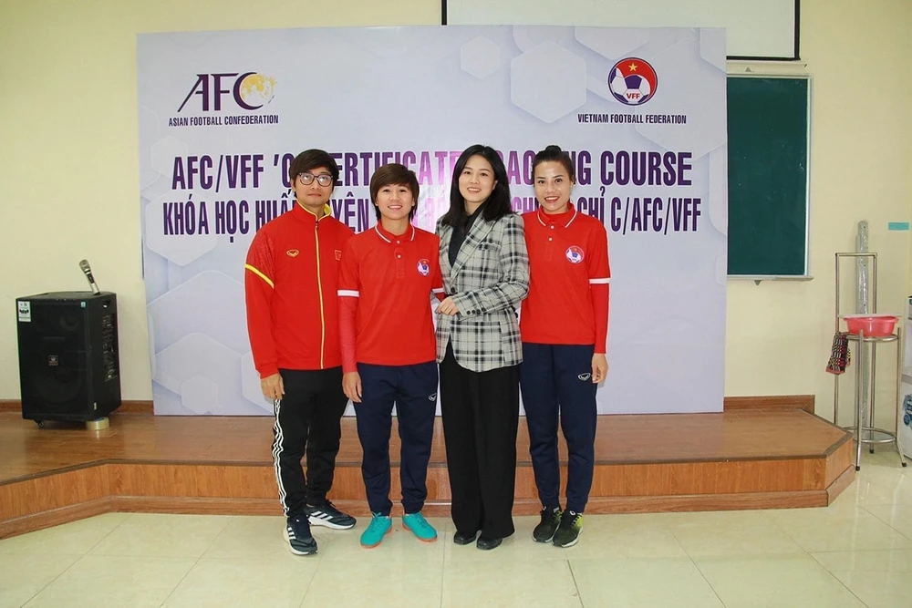 Quả bóng vàng nữ Việt Nam 2014 và 2018 Nguyễn Thị Tuyết Dung (thứ hai, bên trái qua) đã hoàn thành khóa học HLV bằng C/AFC ở Thanh Hóa. 