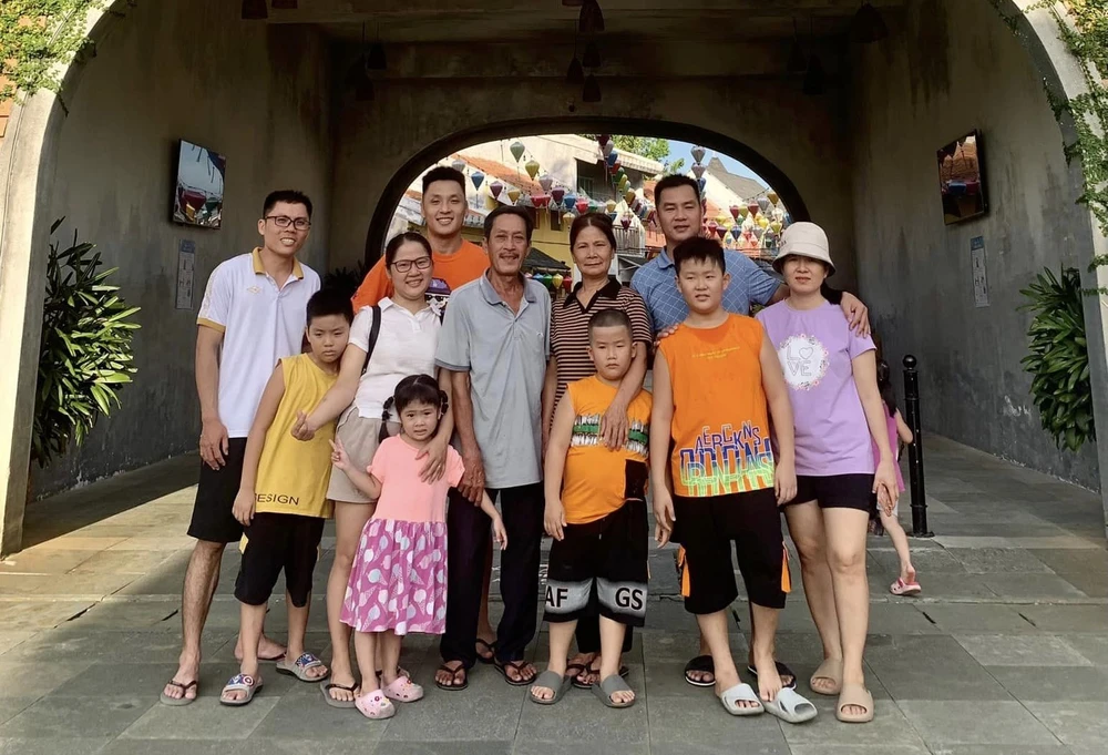 Hồ Văn Ý cùng đại gia đình ở quê nhà Quảng Nam. 