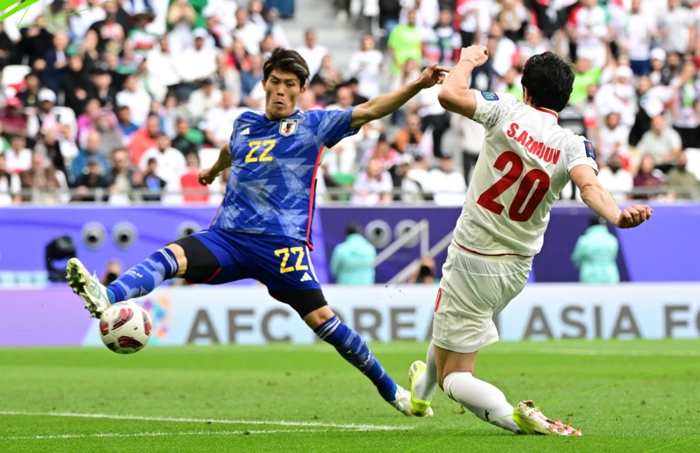 Tomiyasu (áo xanh) cùng hàng thủ Nhật Bản đã thi đấu dưới sức trong thất bại trước Iran. ẢNH: AFC 