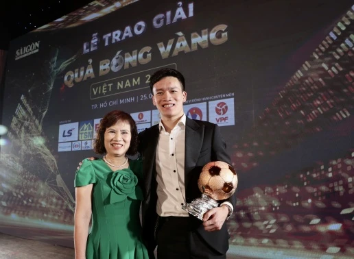 Nguyễn Hoàng Đức cùng mẹ của nam cầu thủ ở gala trao thưởng Quả bóng vàng Việt Nam 2022.