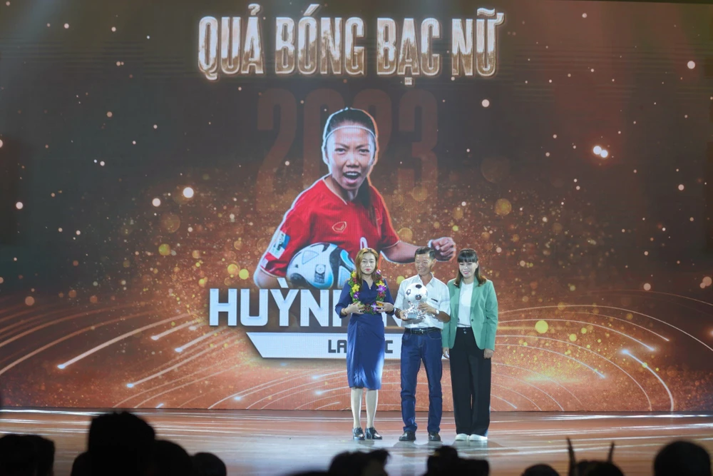 Cựu tuyển thủ Đặng Thị Kiều Trinh trao Quả bóng bạc nữ 2023 cho cha mẹ của Huỳnh Như. ẢNH: DŨNG PHƯƠNG 