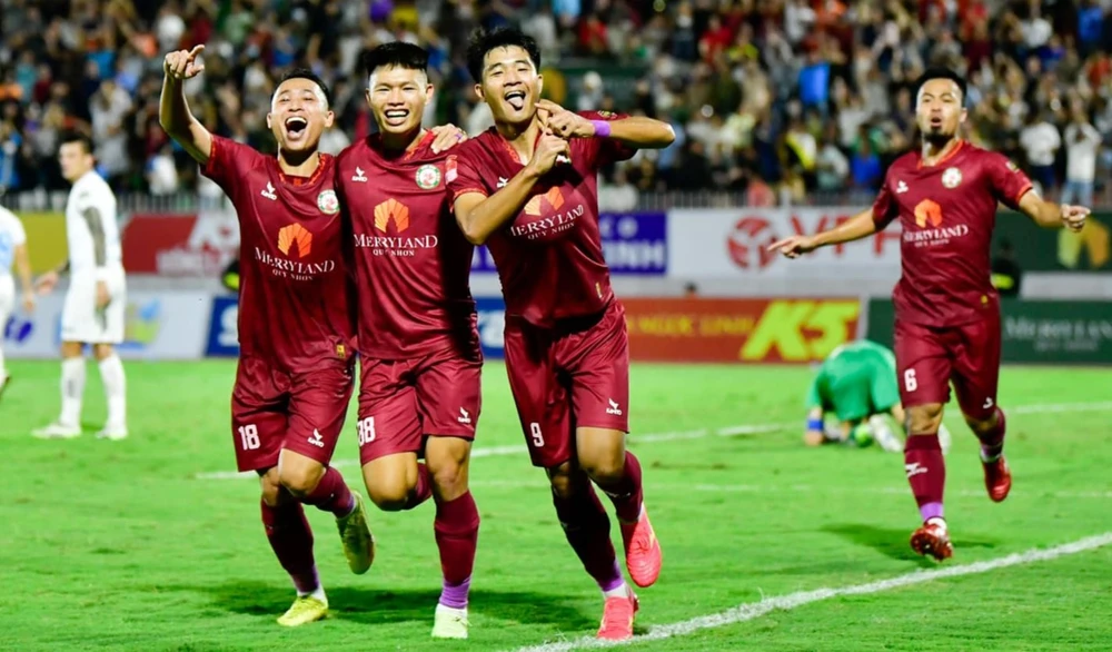 Niềm vui của Hà Đức Chinh khi ghi bàn thắng vào lưới Nam Định. 