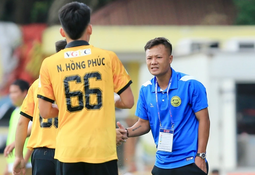 Thầy trò HLV Phạm Thành Lương sẽ tiến gần mục tiêu trụ hạng nếu vượt qua đội cuối bảng Phú Thọ. 