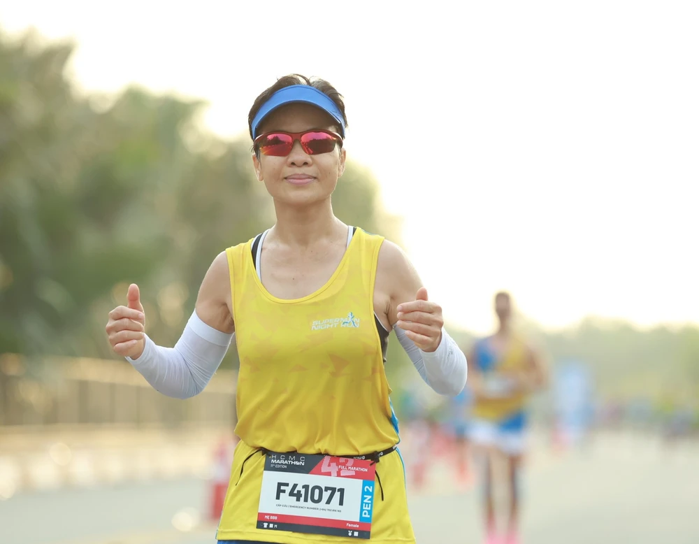 Chị Vũ Anh háo hức chuẩn bị tham dự cự ly 21km ở Run To Live 2024. ẢNH: NVCC 