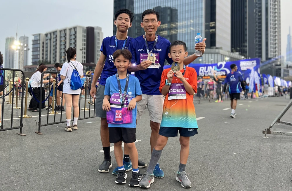 Anh Nguyễn Minh Tâm cùng các con tham dự cự ly 5km, 10km ở Run To Live 2024. ẢNH: BÌNH AN 