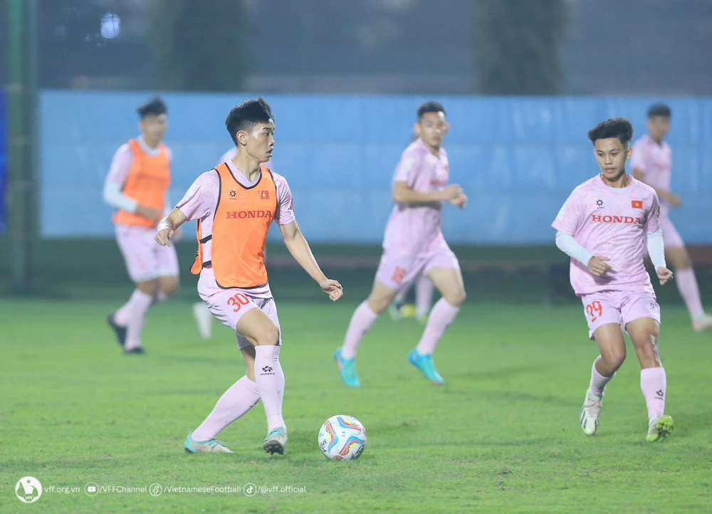 Hai tuyển thủ U23 Việt Nam Nguyễn Đình Bắc (trái) và Hoàng Vĩnh Nguyên (phải) đang tích cực tập luyện cùng HLV Troussier. 