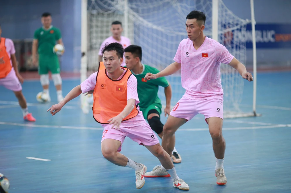 Nguyễn Thịnh Phát (phải) đang là cầu thủ dẫn đầu danh sách ghi bàn ở Giải futsal VĐQG 2024 với 5 bàn thắng. 