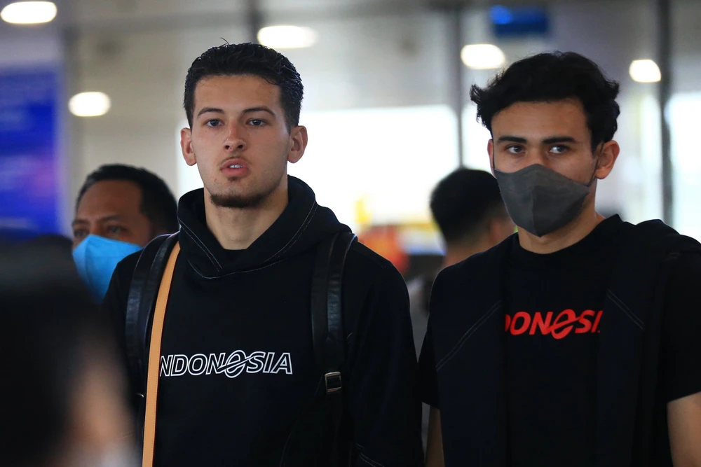 Các tuyển thủ Indonesia đã có mặt ở Hà Nội sau chuyến bay kéo dài hơn bốn tiếng. ẢNH: TÂM HÀ