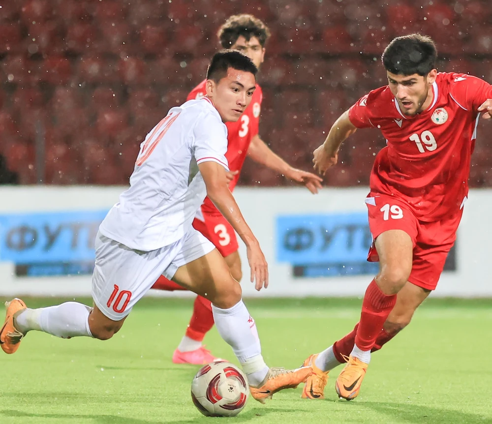 Tiền đạo Nguyễn Minh Quang có những cơ hội tiếp cận khung thành của U23 Tajikistan nhưng bỏ lỡ. 