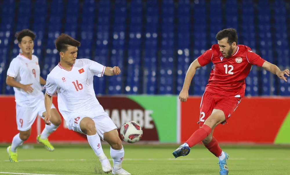 Lê Quốc Nhật Nam gây ấn tượng với pha đá phạt thành bàn từ cự ly hơn 30m vào lưới U23 Tajikistan. 