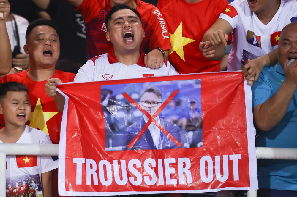 Người hâm mộ Việt Nam yêu cầu HLV Troussier từ chức sau thất bại trước Indonesia. ẢNH: MINH HOÀNG 