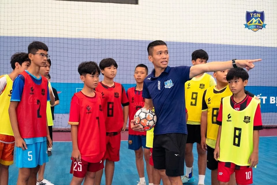 Thủ quân của đội tuyển futsal Việt Nam Phạm Đức Hòa hướng dẫn các ứng viên tuyển sinh vào Thái Sơn Nam năm 2021. 