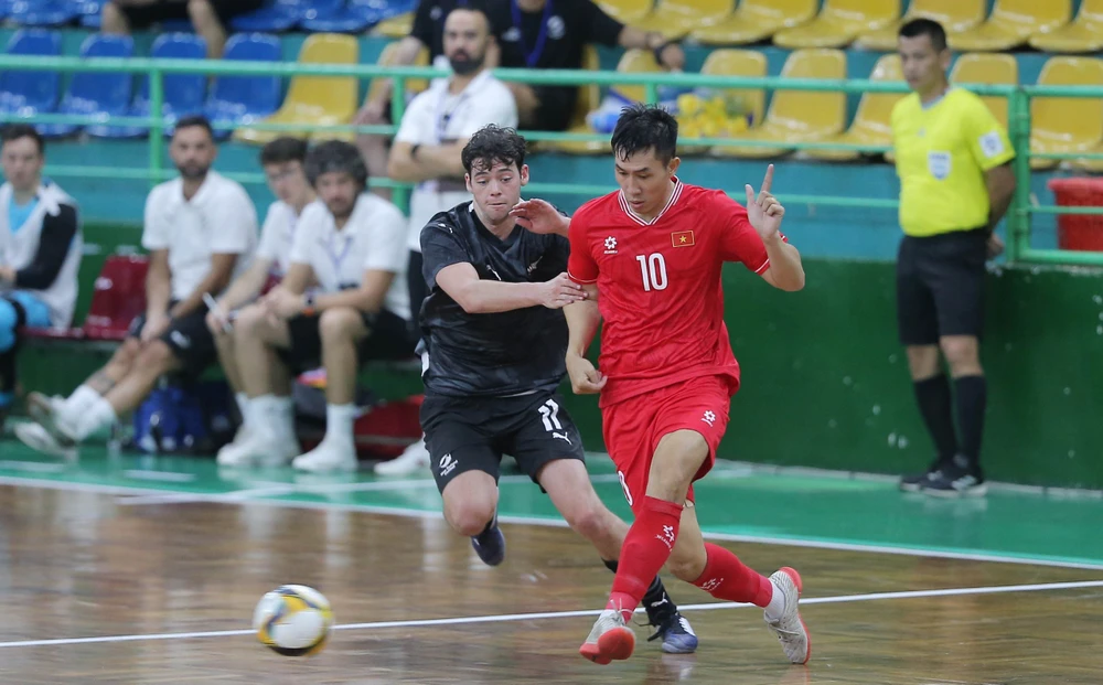 Pivot Nguyễn Thịnh Phát đã chơi trận cầu đầy cố gắng trước New Zealand. ẢNH: DŨNG PHƯƠNG 
